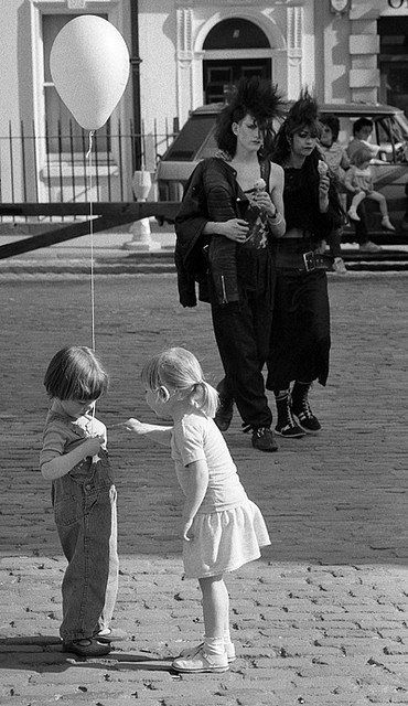 early 80's london Old London, John Phillips, Tableaux Vivants, Covent Garden London, Robert Doisneau, Eating Ice, Photo D Art, Foto Vintage, School Children