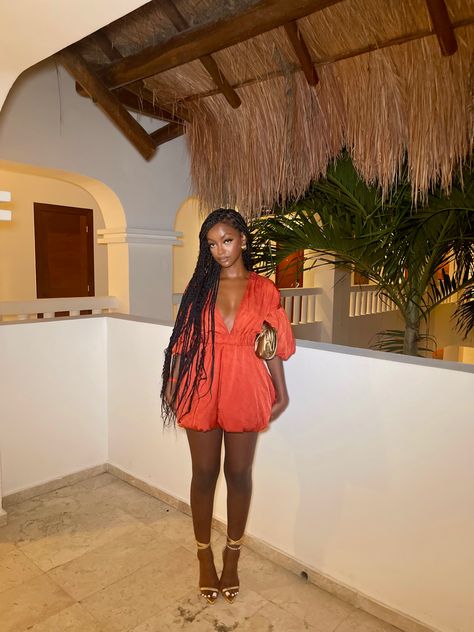 Vacation outfit idea with long knotless braids. Vacation dinner outfit with orange dress, gold heels and gold bag. Boa Vista, Knotless Braids Vacation, Braids Vacation, Long Knotless Braids, Vacation Dinner Outfit, Box Braid Hairstyles, Mode Poses, Mexico Vacation Outfits, Vacation Dinner