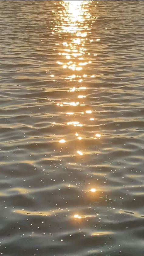 Aesthetic Gold Wallpaper for iPhone: Luxurious Visuals Await! Aesthetic Wallpaper Sun And Moon, Aesthetic Iphone Wallpaper Beach, Honey Iphone Wallpaper, Clean Gold Aesthetic, Champagne Gold Aesthetic Wallpaper, Wallpapers Gold Aesthetic, Gold Ocean Aesthetic, Water Screen Wallpaper, Sun Kiss Aesthetic
