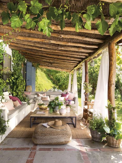 La revista de agosto de El Mueble te alegrará el verano con sus casas rústicas Outdoor Rooms, Organic Modern Outdoor Patio, Rustic Pergola, Rustic Patio, Backyard Seating, Pergola Patio, Backyard Patio Designs, Backyard Landscaping Designs, Backyard Decor