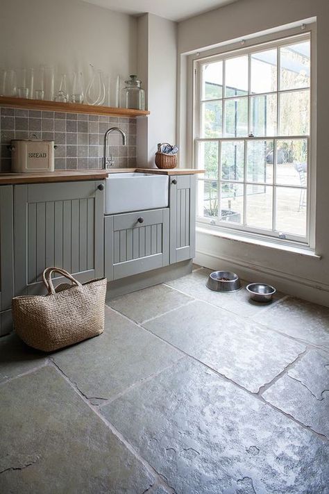 Antique Stone Flooring, Utility Room Designs, Trendy Farmhouse, Kitchen Floors, Flagstone Flooring, Casa Diy, Rustic Kitchen Design, Living Kitchen, Kitchen Farmhouse