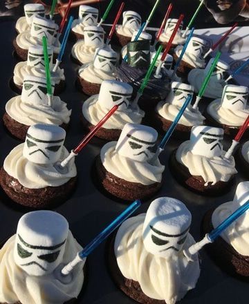 Star Wars Essen, Star Wars Dessert, Star Wars Party Food, Star Wars Themed Birthday Party, Star Wars Birthday Cake, Star Wars Cupcakes, Star Wars Baby Shower, Star Wars Food, Star Wars Cake