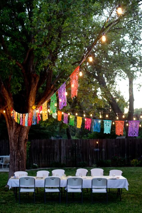 Party Setup Backyard, Dinner Party Mexican Theme, Fiesta Theme Party Aesthetic, Mexican 40th Birthday Party, Colorful Backyard Party, Backyard Mexican Party Ideas, Outdoor Mexican Party, Mexican Aesthetic Party Decor, Vintage Mexican Party