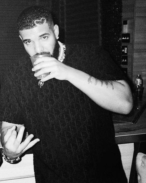 Drake black and white aesthetic Drake, Red Ios Wallpaper, Rapper Wallpapers, Red Ios, Drake Aesthetic, Music Distribution, Wallpapers Ideas, Collage Iphone, Ios Wallpaper