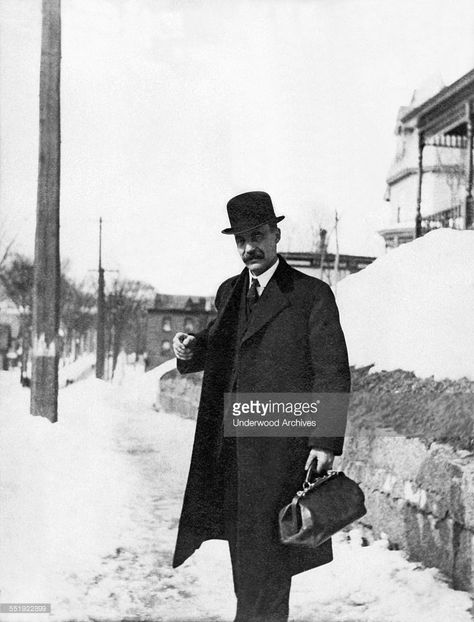 A doctor on his way to make a house call for a patient, circa 1900. Old Doctor Aesthetic, Tech Theatre, Doctor Aesthetic, 1900 Fashion, Male Doctor, Doctor On Call, Mystery Party, In Aesthetic, Edwardian Style