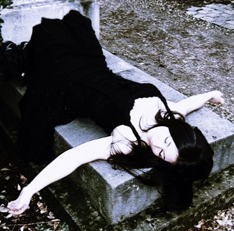 Fete Emo, Ghost Girl, Vampire Goth, Romantic Goth, Mall Goth, Dark Feminine Aesthetic, Gothic Aesthetic, Arte Obscura, Foto Poses