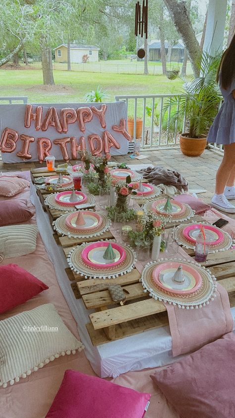 Sweet 16 Party Planning, 17th Birthday Party Ideas, Sweet Sixteen Birthday Party Ideas, Seventeenth Birthday, 17th Birthday Ideas, Picnic Birthday Party, Happy 17th Birthday, Birthday Picnic, 20th Birthday Party