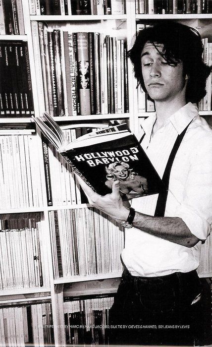 15 Hot Celebrity Guys Reading Books | Epic Reads Blog Heath Ledger, Joseph Gordon Levitt, Celebrities Reading, People Reading, Joseph Gordon, Photographie Portrait Inspiration, Gary Oldman, Photo Vintage, Foto Vintage