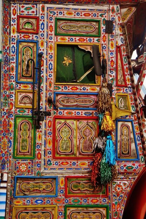 Pakistani Truck Art Indian Truck, Truck Art Pakistan, Pakistani Truck, Pakistani Art, Pakistan Art, Pakistan Culture, Pakistani Culture, Truck Paint, Truck Art