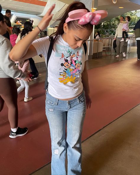 Birthday Outfit For Disneyland, Disneyland Outfits Baddie, Y2k Disney Aesthetic, Disney World Outfit Aesthetic, Disneyland Ootd Summer, Disney Outfits Aesthetic Winter, Grad Night Outfit Disney, Celebrity Disneyland Outfits, Simple Disney Outfits Casual