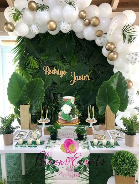 Tropical Baby Shower Party Ideas | Photo 2 of 4 | Catch My Party Tropisk Fest, Safari Baby Shower Boy, Jungle Thema, Baby Shower Safari Theme, Tropical Birthday Party, Lion King Baby Shower, Jungle Theme Birthday, Baby Shower Deco, Baby Boy 1st Birthday Party