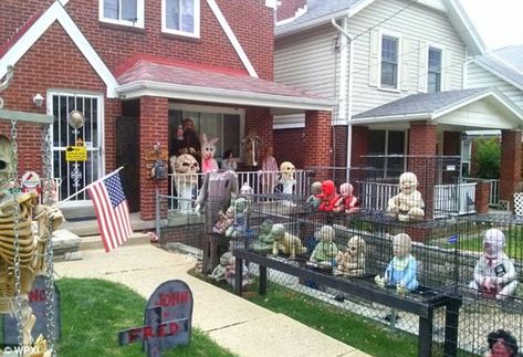 Joe D'Auria terrifies neighbors with graphic Halloween display | Daily Mail Online Zombies, Zombie Halloween Decorations, Halloween Diy Outdoor, Yard Haunt, Halloween Decorations Diy Outdoor, Fun Halloween Decor, Halloween Yard Decorations, Scary Halloween Decorations, Halloween Decorating