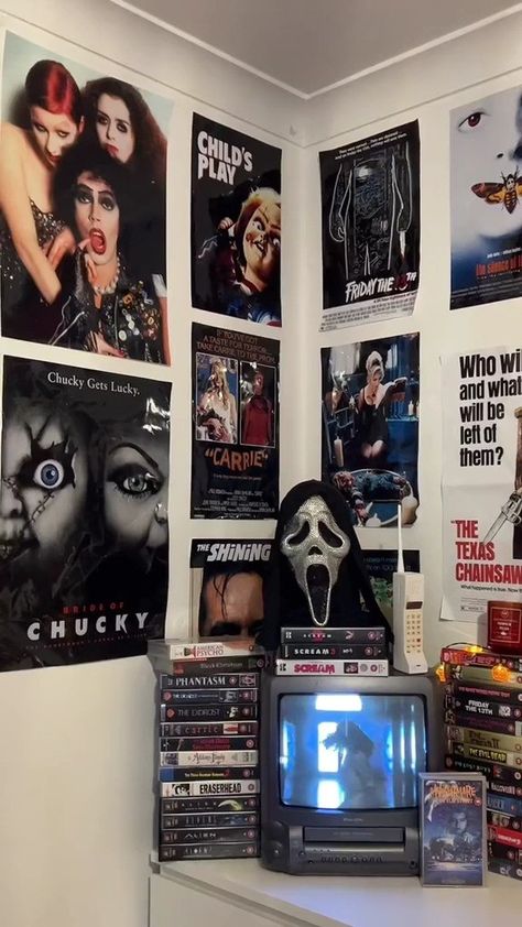 Room aesthetic Valencia Diet, Horror Bedroom, Horror Movie Room, Movie Bedroom, Movie Poster Room, Rum Inspo, Horror Room, Halloween Bedroom Decor, Chambre Inspo