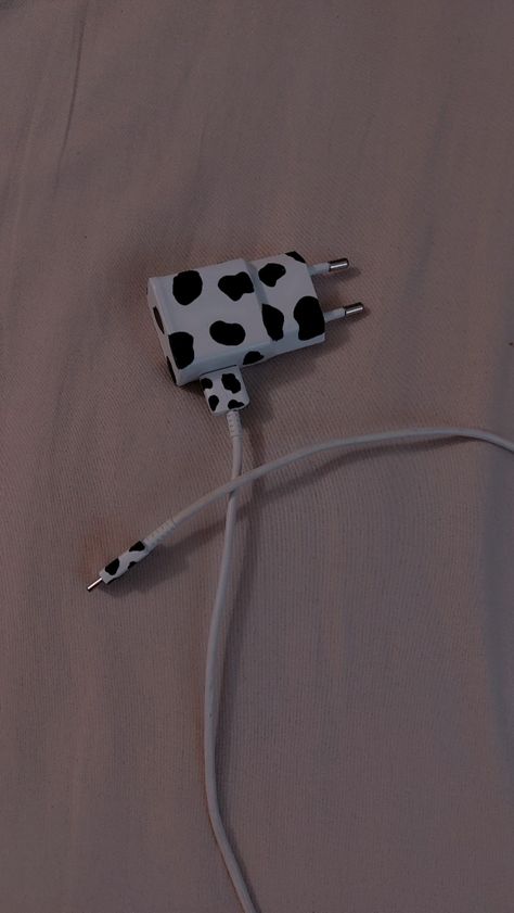 Charger Art Drawing, Charger Drawing Ideas, Painted Charger Cube Ideas, Draw On Charger, Phone Charger Painting Ideas, Cute Charger Painting Ideas, Paint Charger Cube, Cute Charger Art, Charger Painting Ideas