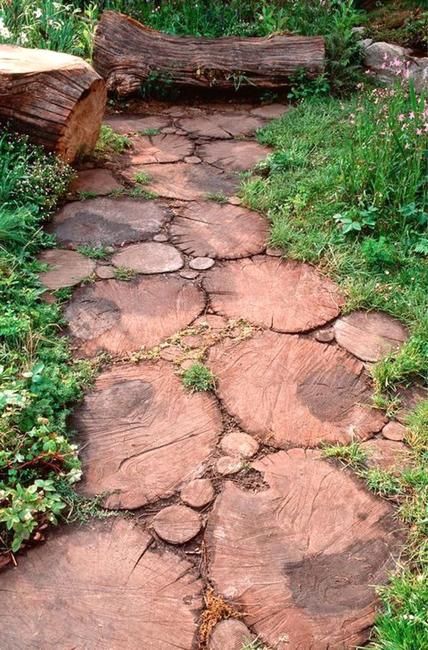 Wood Slices in Modern Yard Landscaping, Ideas for Garden Path Design Rustic Garden Lighting, Reka Bentuk Landskap, Stone Garden Paths, Sloped Garden, Garden Walkway, Unique Garden, Garden Pathway, Woodland Garden, Rustic Garden Decor