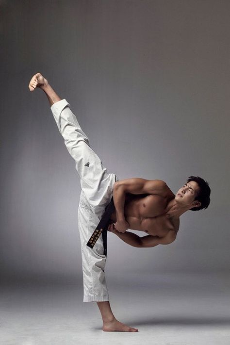 For more Karate articles make sure to checkout my website www.shotokankaratediary.com Croquis, Martial Arts Photography, Male Pose Reference, Action Pose Reference, Figure Drawing Poses, 남자 몸, Body Reference Poses, Martial Artists, Dynamic Poses