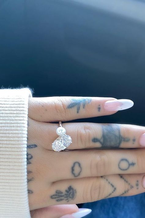 Ariana Grande Engagement Ring, Ariana Grande Engagement, Pearl Wedding Bands, Dream Wedding Ring, Wedding Rings Oval, Cute Engagement Rings, Pearl Engagement Ring, Future Engagement Rings, Trending Engagement Rings