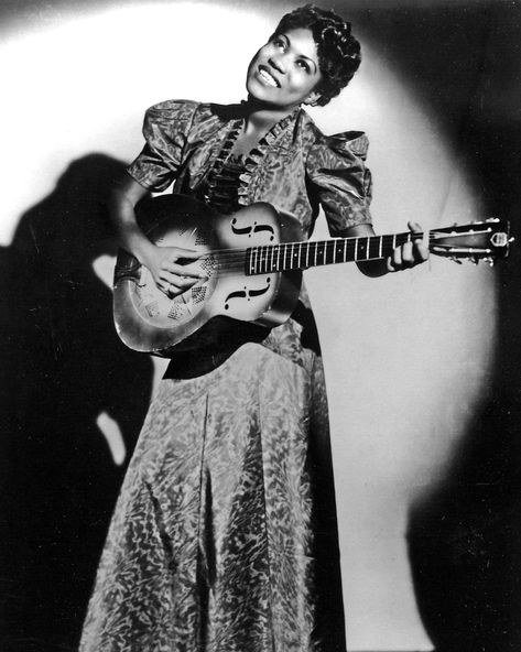 Rosetta Tharpe Rock And Roll, Rock N Roll Women, Memory Museum, Sister Rosetta Tharpe, Rosetta Tharpe, Bass Guitarist, Blues Musicians, Women Of Rock, Girls Magazine