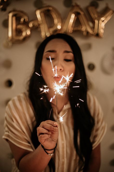 Sparkle Photoshoot Photo Ideas, Birthday Sparklers Photography, Sparkle Candles Birthday Sparklers, Birthday Photo Shoot For Women, Golden Birthday Ideas Photoshoot, Gold Birthday Photoshoot Ideas, Golden Birthday Photo Shoot Ideas, 39 Birthday Ideas Women, Birthday Candle Photoshoot