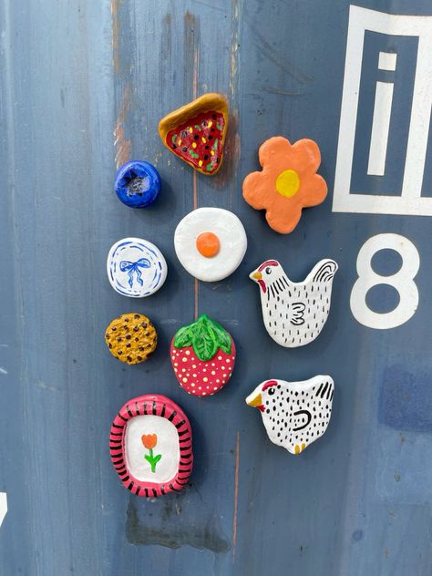 Transform Your Fridge with These DIY Polymer Clay Magnets Fimo, Aesthetic Dry Clay Ideas, Air Dried Clay Magnets, Making Fridge Magnets, Cute Diy Fridge Magnets, Mini Fridge Magnets, Air Dry Clay Diy Decor, Clay Fruit Magnets, Cute Clay Magnet Ideas