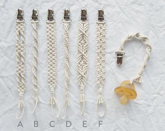 Diy Macrame Wall Hanging, Macrame Baby, Makramee Diy, Baby Pacifier Clip, Dummy Clips, Macrame Ideas, Baby Diy, Macrame Knots, Macrame Projects