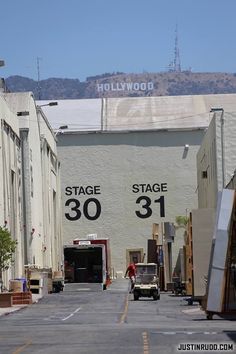the Hollywood sign as seen fr... - Paramount Pictures Office Photo | Glassdoor.co.in Hollywood Aesthetic, Famous Lifestyle, Office Photos, Drømme Liv, My Future Job, Good Movie, Career Vision Board, Film Life, Seeing Double
