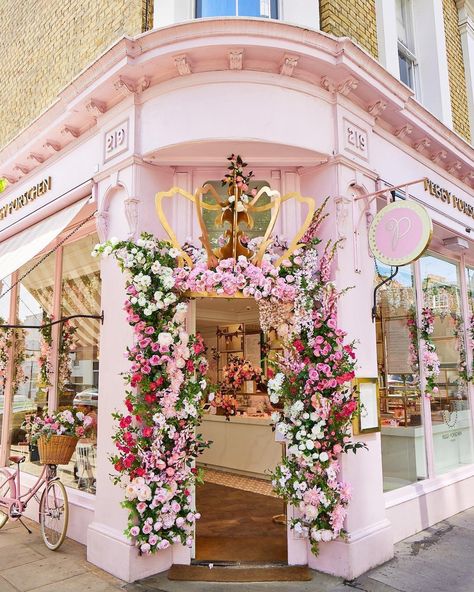 Peggy Porschen Cakes, Pudding Cupcakes, Peggy Porschen, Back Of House, Quirky Girl, Door Display, Bloxburg Ideas, Cafe Door, Door Displays