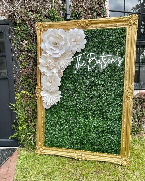 Unique Party Rental Ideas, Diy Selfie Wall, Party Rental Business Ideas, Flower Wall Backdrop Diy, Photo Wall Backdrop, Maleficent Party, Wedding Flower Wall, Balloon Displays, Quince Decor