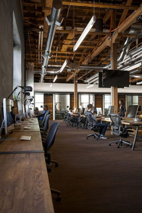 The headquarters also has some more conventional workspaces for those that feel more comfortable working at a desk Architect Office Interior, Industrial Office Space, Startup Office, Warehouse Office, Interior Kantor, Industrial Office Design, Loft Office, Corporate Office Design, Architects Office