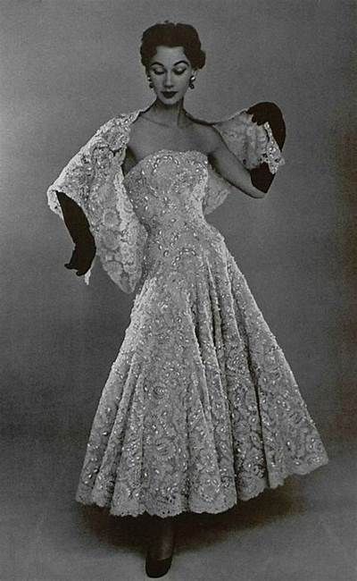 1952 Christian Dior | Vintage outfits, Fashion, Vintage dresses Beautiful Ball Gowns, Glamour Vintage, Cristian Dior, Mode Retro, Dior Dress, Fifties Fashion, Dior Vintage, Fashion 1950s, Christian Dior Vintage