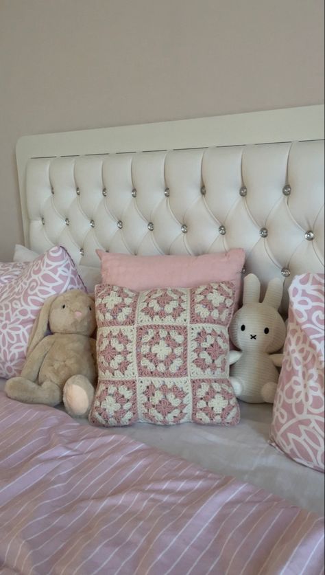 Pink Crochet Room Decor, Cute Crochet Room Decor Ideas, Crochet Pillow Cover Aesthetic, Cute Crochet Pillow Ideas, Crochet Bed Decor, Bedroom Crochet Ideas, Crochet Bedroom Ideas, Pink Crochet Pillow, Crochet Ideas Pillow