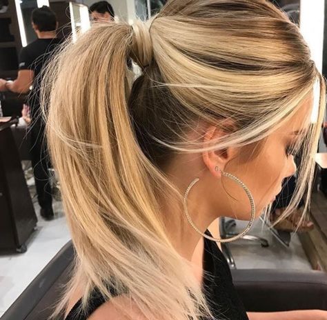 Obsessed with these bright blonde highlights and this glam high ponytail. Homecoming Hairstyles, Ponytail Hairstyles, Blonde Ponytail, Ponytail Hairstyles Easy, Ținută Casual, Brown Blonde Hair, Great Hair, Blonde Hair Color, Gorgeous Hair