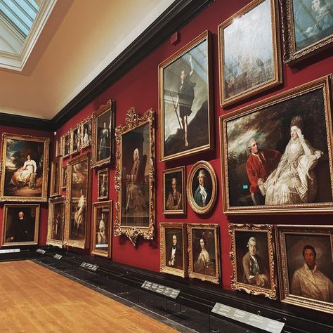 A gallery room at the national portrait gallery in London National Art Gallery London, London Photo Ideas, London In December, London Art Gallery, Semester Abroad, Mother Dress, Cottagecore Fairycore, London Aesthetic, London Museums