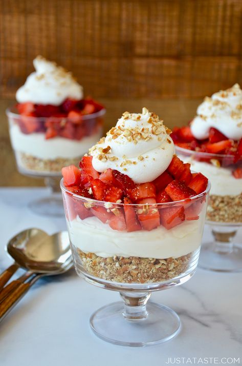 Essen, Dessert Cup Recipes, Desserts In A Cup, Strawberry Cheesecake Parfaits, Pretzel Dessert, Homemade Burger Buns, Cup Recipes, Strawberry Pretzel Dessert, Pretzel Desserts