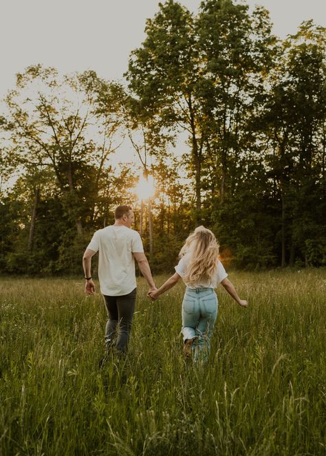 Engagement Photo Field Ideas, Photos Of Couples In Love, Engagement Photos Faces, Engagement Photos Walking Away, Tshirt Engagement Pictures, Summer Photography Couples, Flower Field Pictures Couples, Laid Back Couples Photoshoot, Hay Field Photoshoot Couple