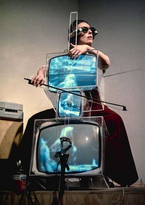 Postmodernisme (Fluxus), Nam June Paik, TV cello wearing TV glasses, performance, 1971 Fluxus Art, Nam June Paik, Arte Gif, Outsider Artists, Hobbies For Women, Music Performance, Medium Art, Performance Art, Art Videos