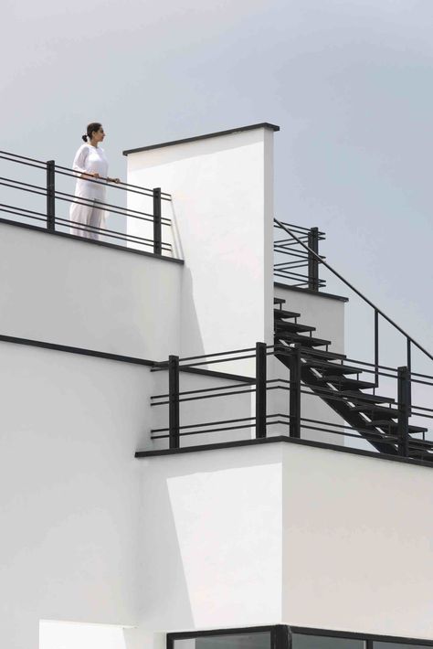 Balcony Railing Design Modern, Reling Design, White Villa, Steel Railing Design, Modern Stair Railing, Architectural Office, Staircase Railing Design, Handrail Design, Modern Balcony
