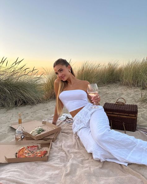 Best date night ever 🐚🪼👩🏼‍❤️‍💋‍👨🏼🌸💕 | Instagram Holiday Night Outfits, Nyc Outfits Aesthetic, Beach Night Outfit, Beach Date Outfit, Picnic Date Outfits, Summer Outfits Travel, Picnic Outfit Summer, Beach Holiday Outfits, Summer Birthday Outfits