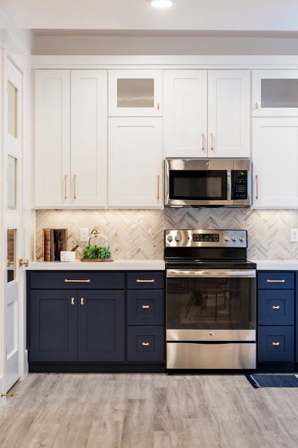 Eye For Design: Blue And White Kitchens......Classic AND Trendy Navy Cabinets, Two Tone Kitchen Cabinets, Kabinet Dapur, Blue Kitchen Cabinets, Kitchen Cabinets Decor, Kitchen Cabinet Colors, Interior Modern, Kitchen Trends, Cabinet Decor