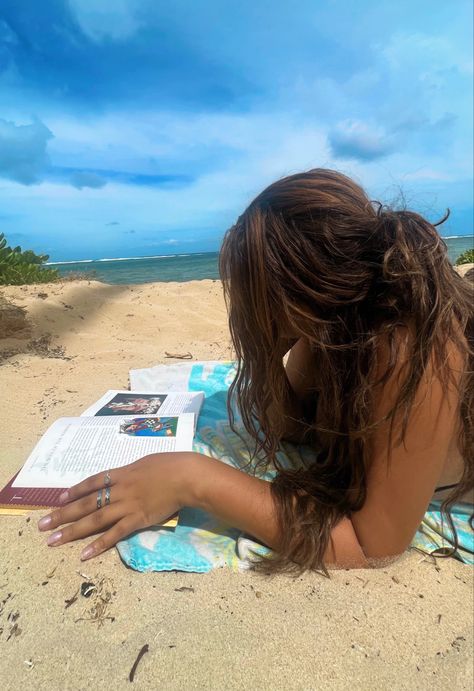 Island girl reading book on beach curly brown hair hawaii Coconut Brown Hair, Sun Kissed Hair Brunette Summer, Brunette Beach Girl, Pretty Beach Girl, Reading Book On Beach, Brown Hair Girl Pfp, Book On Beach, Brunette Beach Hair, Bree Aesthetic
