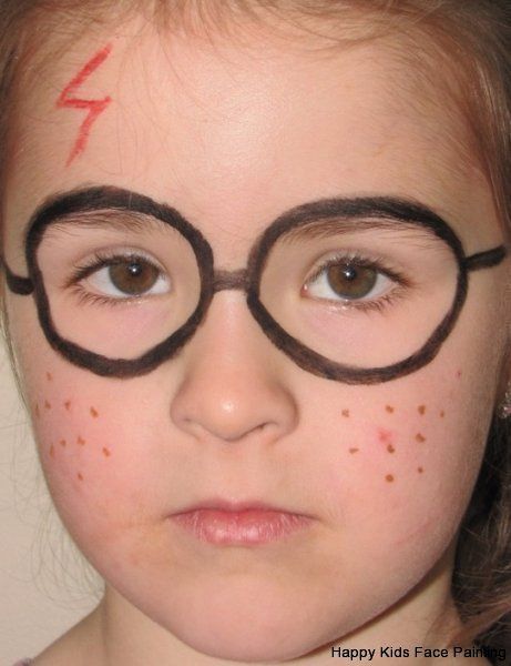 Paint faces to look like Harry Potter at your outdoor movie party - A unique outdoor movie night theming idea from Southern Outdoor Cinema. Face Painting Inspiration, Kids Face Painting Easy, Maquillage Harry Potter, Mime Face, Kids Halloween Face, Monster Face Painting, Easy Halloween Face Painting, Halloween Face Painting, Easy Face Painting Designs