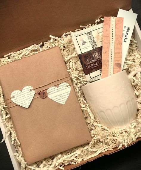 Receiving a "blind date book" is similar to going on a blind date. In other words there will be a little bit of mystery in every curated book lover gift, just like a blind date of course!  Quality curated items for the book lover in your life.  A unique and original gift idea! Journal Gift Box Ideas, Book Baskets Gift, Reading Box Gift, Book Hampers Gift Ideas, Book Packing Ideas, Gifts For Book Lovers Diy, Gift Box Ideas Handmade, Book Present Gift Ideas, Book Gift Ideas Present