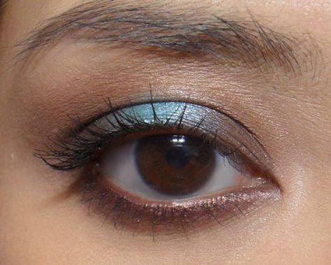 Metallic azure blue centered on matte brown smoky eyes. Eyeshadow With Navy Blue Dress, Gray Blue Eyeshadow, Neutral Blue Eyeshadow, Metalic Blue Makeup Looks, Blue Makeup Looks For Brown Eyes, Blue Brown Eyeshadow Look, Blue Eyeshadow Subtle, Brown And Blue Eye Makeup, Bridesmaid Makeup Dusty Blue