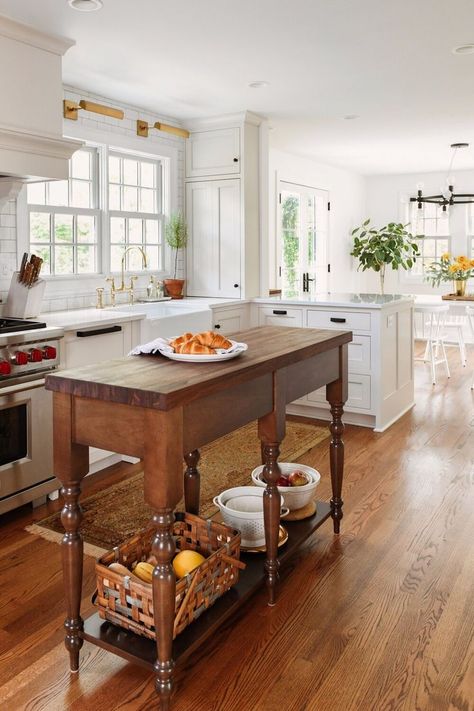 Traditional Kitchen Renovation, Modern Kitchen Decor Ideas, Modern Traditional Kitchen, Trendy Kitchen Decor, Narrow Kitchen Island, Modern Kitchen Decor, Colonial Kitchen, Kitchens Luxury, Small Space Kitchen