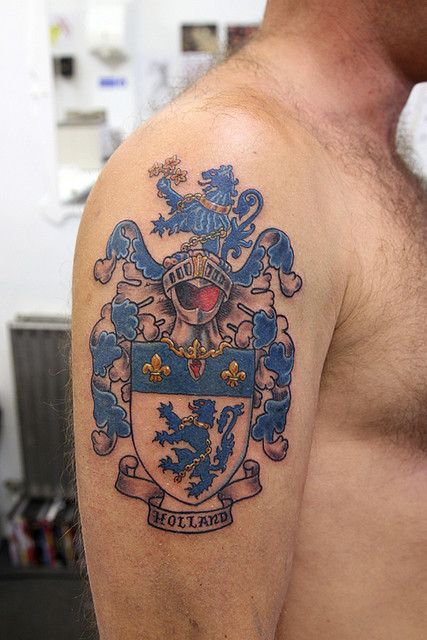 Crest Tattoo Coat Of Arms Tattoo, Family Crest Tattoo, Australian Coat Of Arms, Arms Tattoo, Tattoo Placement Arm, Shoulder Armor Tattoo, Crest Tattoo, Shield Tattoo, Small Chest Tattoos