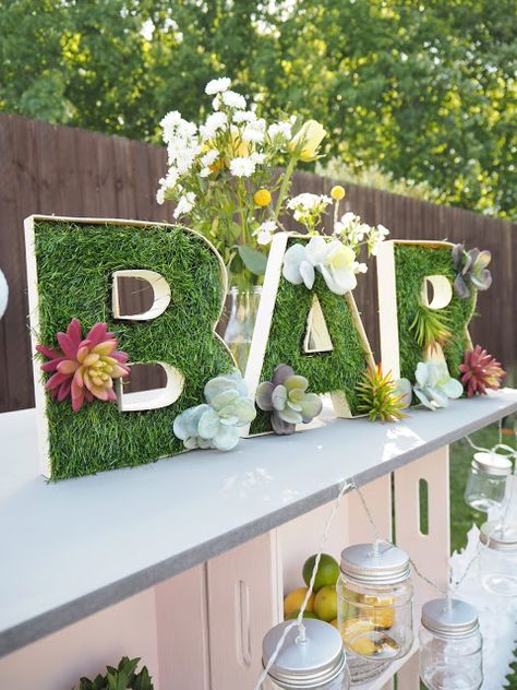 DIY tutorial for an outdoor bar using wooden crates, plus artificial grass bar letters to decorate. Perfect for summer BBQ's or garden parties. Outdoor Bar Diy, Outdoor Garden Bar, Bar Exterior, People Inspiration, Diy Outdoor Bar, Bar Diy, Outside Bars, Garden Party Decorations, Garden Decor Projects