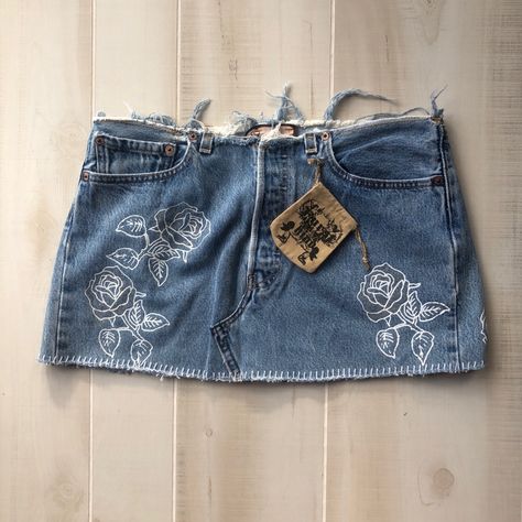 This Ooak Distressed Denim Skirt With Embroidered Roses Is Just Beautiful. Super Fun. Made From A Pair Of Jeans And Purchased At A Boutique Store, Size In Tag Says 31 But The Boutique Tag Says One Size. Skirt Unfortunately Didn’t Fit, But My Guess Would Be It’s More Of A True Size 8/10. Frayed Denim Skirt, Denim Skirt Out Of Jeans, Denim Set Outfit, Diy Denim Top, Diy Jean Skirt, Summer Denim Skirt, Summer Smash, Swag Clothes, Pink Denim Skirt