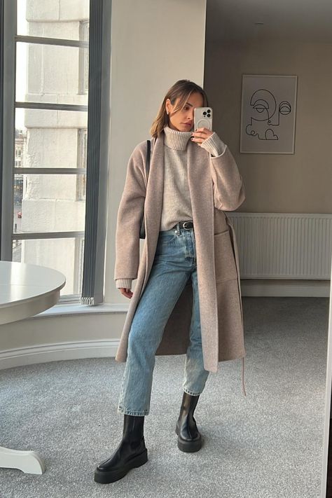 Mum Clothes, Vinter Mode Outfits, Jeans Boots Outfit, Boots With Jeans, Estilo Clean, Chelsea Boots Outfit, Ankle Boots With Jeans, European Christmas, Black Boots Outfit