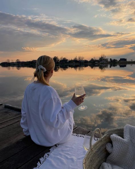 Picnic By The Lake, Lake Photoshoot, Lake Girl, Lake Trip, Lake Vacation, Lake Photos, Summer Lake, Photography Posing Guide, Lake Pictures