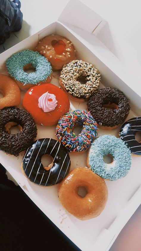 Box Of Donuts Aesthetic, Box Of Donuts, Donut King, Dozen Donuts, Donut Box, Cronut, Beach Read, Superbowl Party, Breakfast Foods